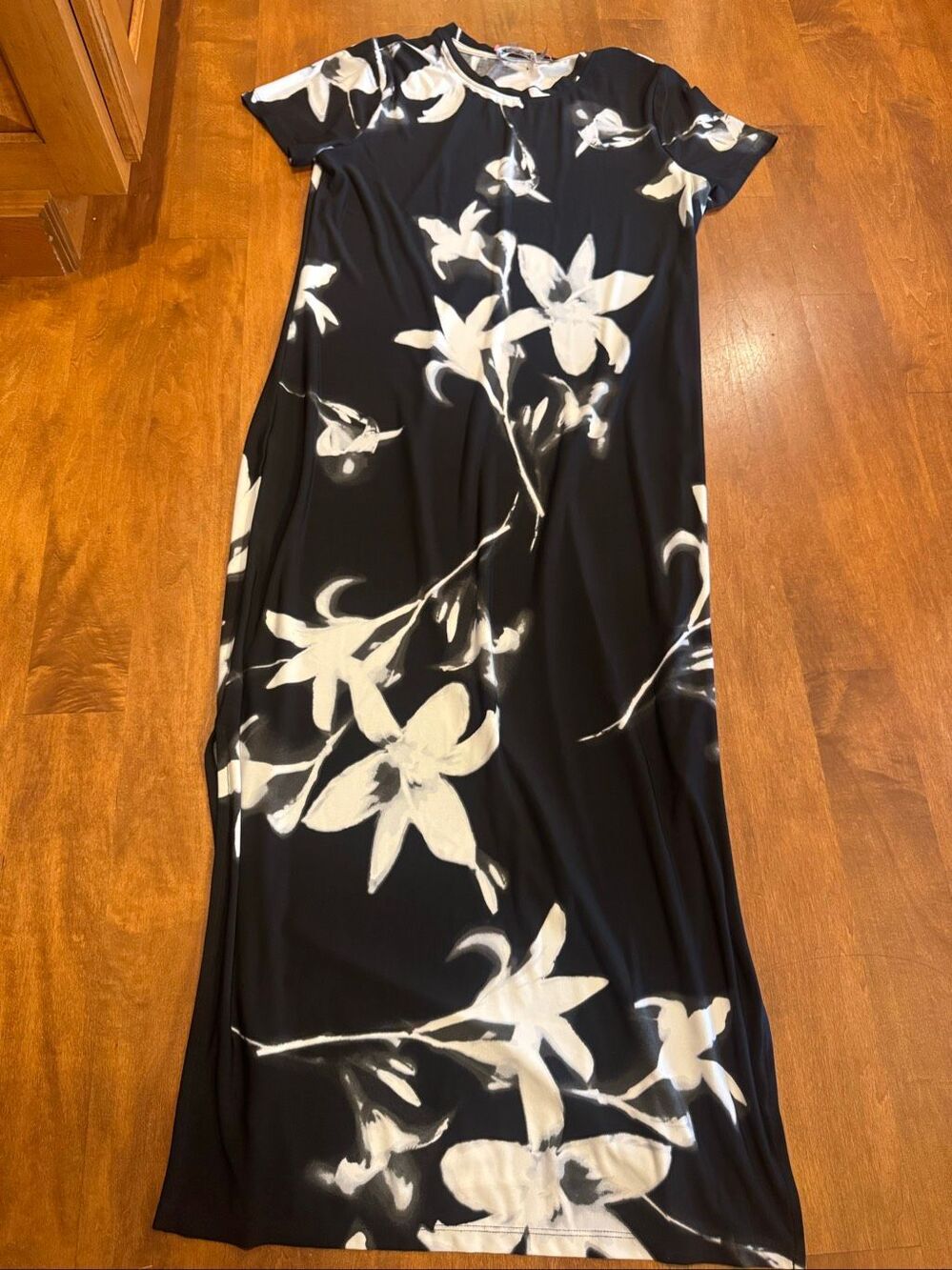 Calvin Klein Women’s Size Small Black White Floral Short Sleeve Maxi Dress